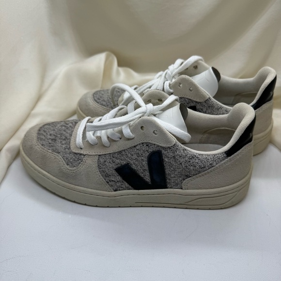 Veja V-10 Flannel Snow Black women’s sneakers
Size US 5 - Picture 3 of 8